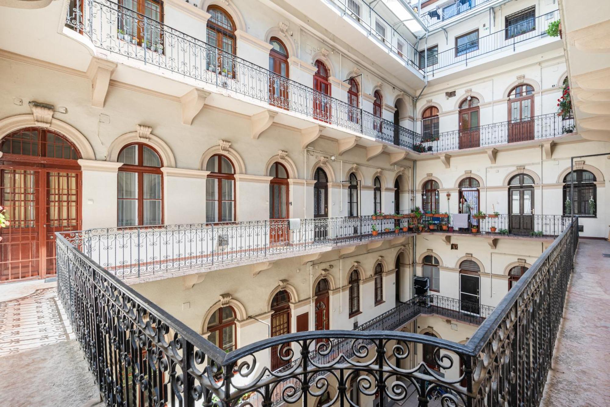 Cosmopolitan Studio - Chic Getaway In A Fancy Neighbourhood Budapest Bagian luar foto